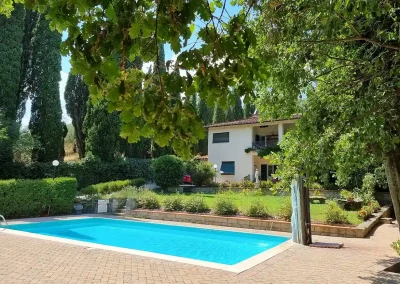 sguardo nella piscina di villa sargiano